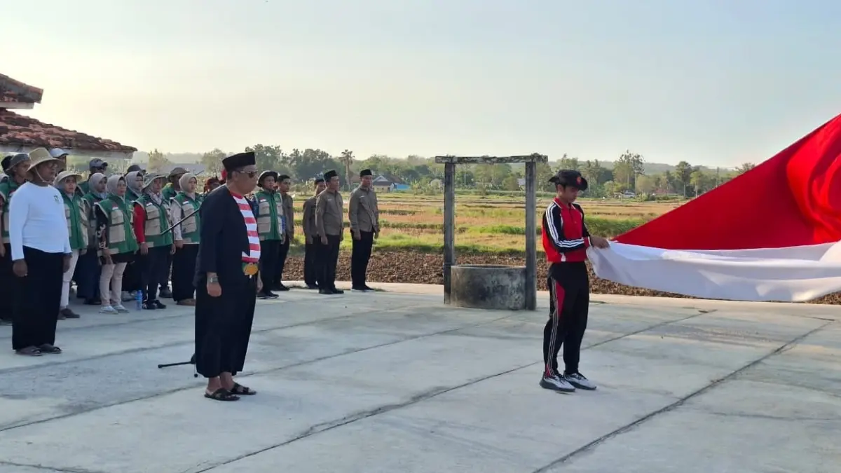 PERTANIAN MANDIRI: Kepala DKPP Sumenep Chainur Rasyid (berbaju adat madura) saat menjadi inspektur upacara di area persawahan Desa Braji, Kecamatan Gapura Sumenep, Senin (17/8).