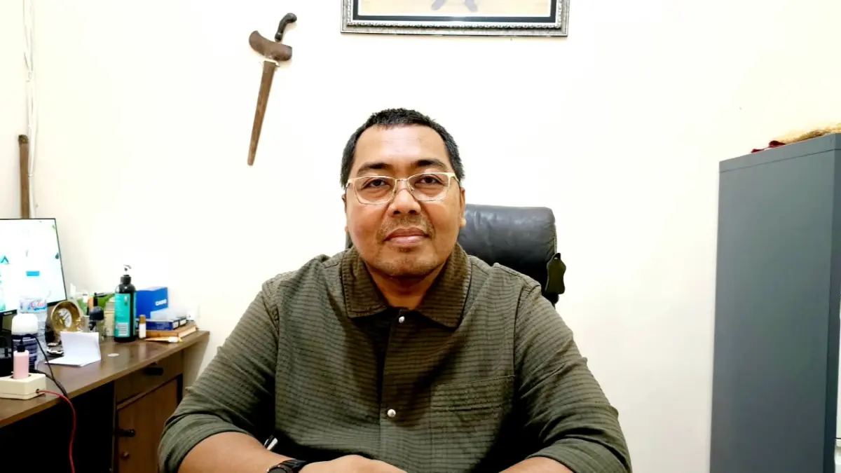 RAMAH: Kuasa hukum Sonhaji, Bahtiar Pradinata, saat ditemui di kantornya Rabu (12/8). (ZEINAL ABIDIN/JPRM)
