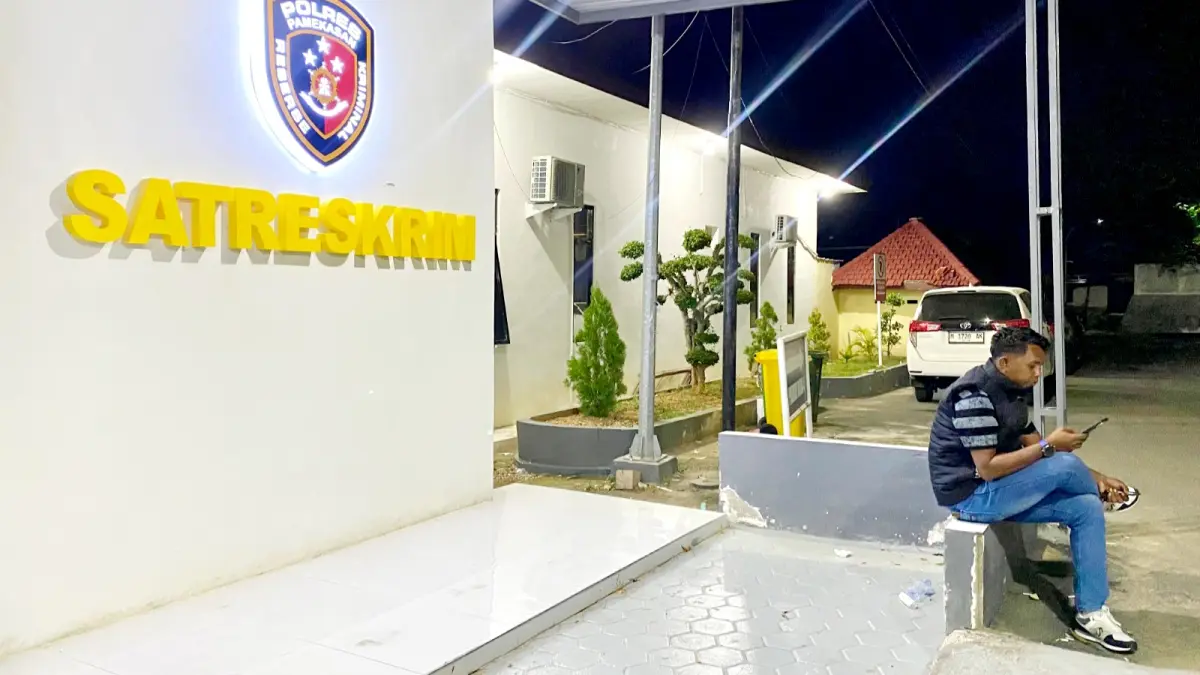 SANTAI: Warga berada di kantor Satreskrim Polres Pamekasan, Selasa (14/7). (MOH. IQBAL AFGANI/JPRM)