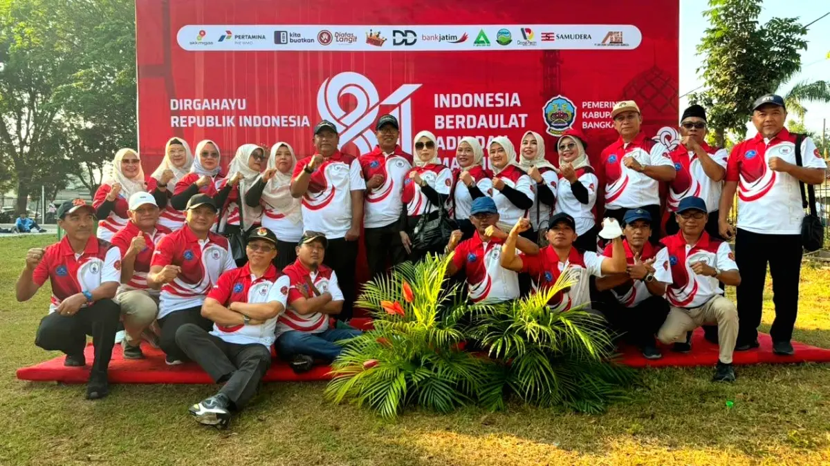 SOLID: Anggota MKKS SMP Negeri Bangkalan berfoto bersama pasca upacara peringatan HUT Ke-81 RI di alun-alun, Senin (17/8). (MKKS SMP NEGERI UNTUK JPRM)