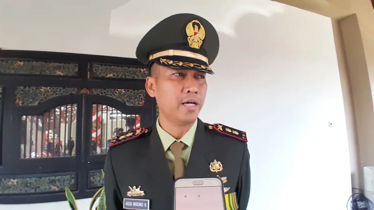 TEGAS: Dandim Pamekasan Letkol Kav. Agus Wibowo Hendratmoko saat doorstop dengan JPRM usai mengikuti upacara peringatan HUT Ke-81 Kemerdekaan RI di Pendopo Ronggosukowati, Senin (17/8).