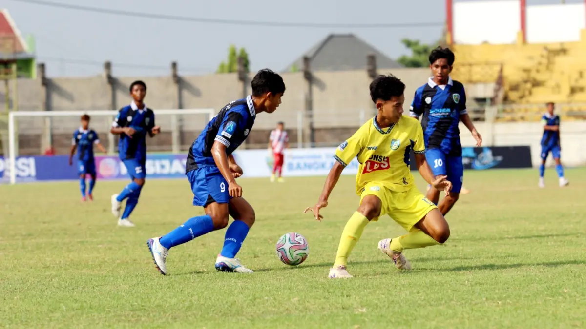 UNJUK KEMAMPUAN: Pemain Perseba Bangkalan (jersei biru) tengah mengecoh bola saat berhadapan dengan Gresik United di SGB pada Minggu (16/8). (VIVIN AGUSTIN HARTONO/JPRM)