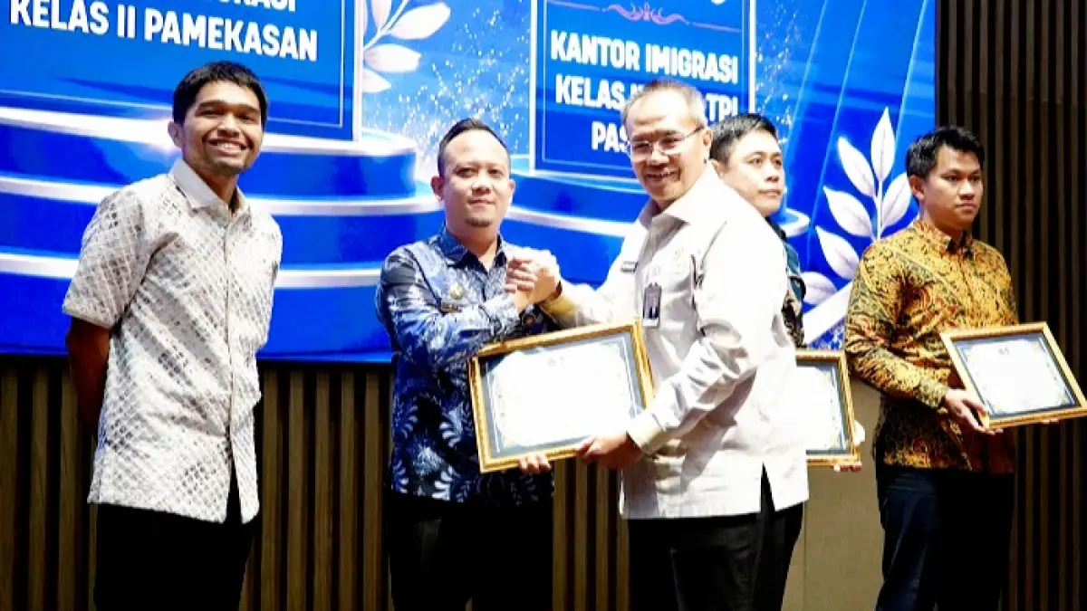 PRESTASI GEMILANG: Perwakilan Kantor Imigrasi Kelas II Non TPI Pamekasan (kemeja batik) menerima penghargaan dalam Kegiatan Analisis dan Evaluasi Semester I Tahun 2026 dari Kanwil Direktorat Jenderal Imigrasi Jatim, di Batu, Jumat (31/7). (IMIGRASI PAMEKASAN UNTUK JPRM)