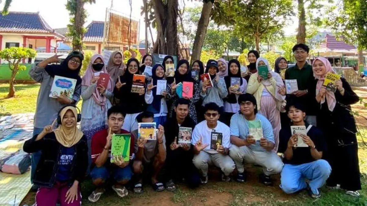 ANTUSIAS: Masyarakat berfoto bersama sambil menunjukkan buku yang disediakan Sumenep Book Party di area Taman Bunga Sumenep.