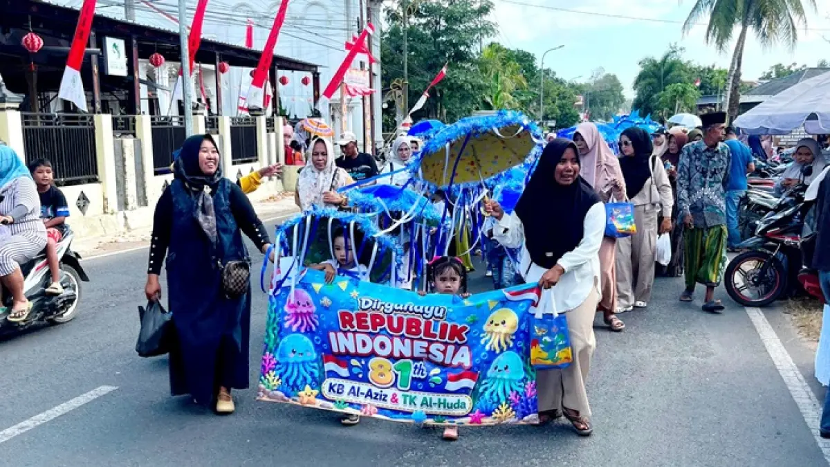ANTUSIAS: Peserta didik KB Al-Aziz dan TK Al-Huda Daramista meramaikan Karnaval Cilik Semarak HUT Ke-81 RI di Kecamatan Lenteng, Sumenep, Rabu (19/8). (ISTIMEWA)
