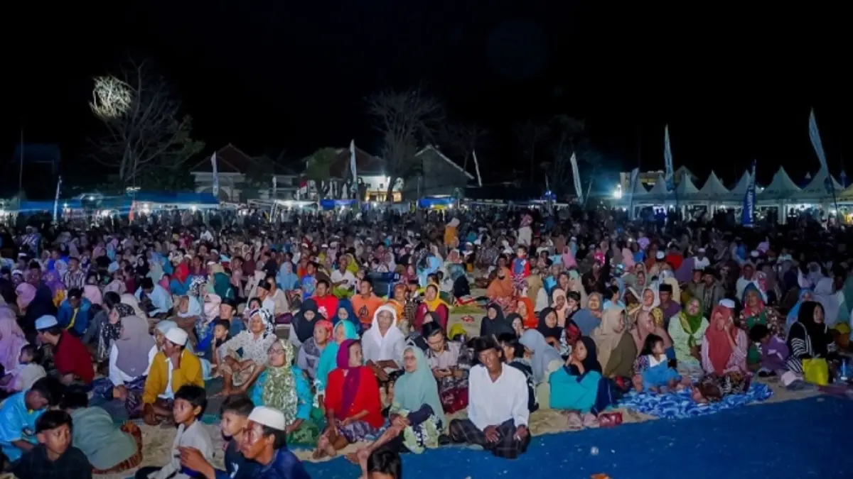 ANTUSIAS: Ribuan warga Desa Pulau Mandangin menyaksikan Festival Pesisir #5, Sabtu (15/8) di lapangan. (FAHMI JALIL/JPRM)
