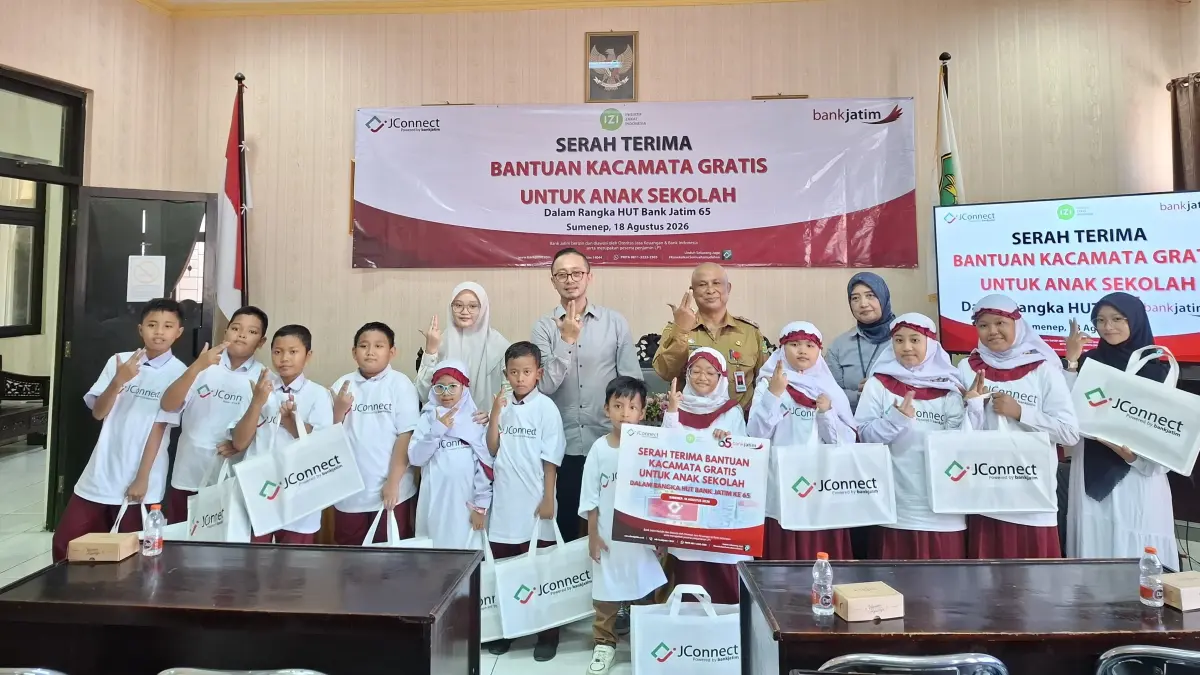 BERBAGI: Pemimpin Bank Jatim Cabang Sumenep Bambang Eko Budi Prakoso bersama Kepala Dispendik Sumenep Moh. Iksan bersama para siswa di aula dispendik setempat, Selasa (18/8).