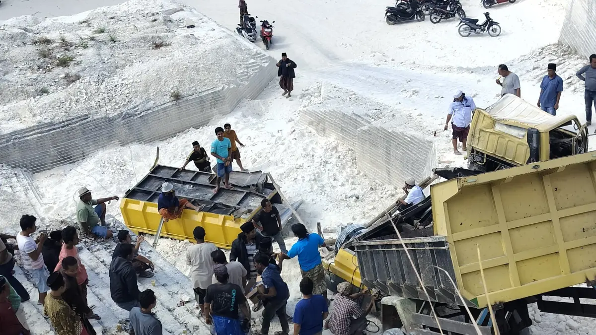 BERGULING: Warga berkerumun di lokasi kecelakaan tunggal galian C di Desa Lesong Daya, Kecamatan Batumarmar, Rabu (4/8).