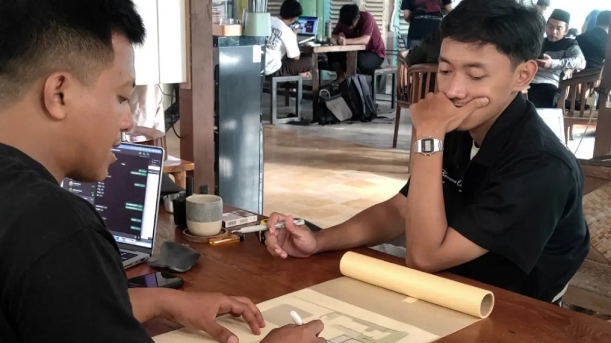BERI PENJELASAN: Abdul Adhim saat briefing ke junior arsitek di studio Arkatama.