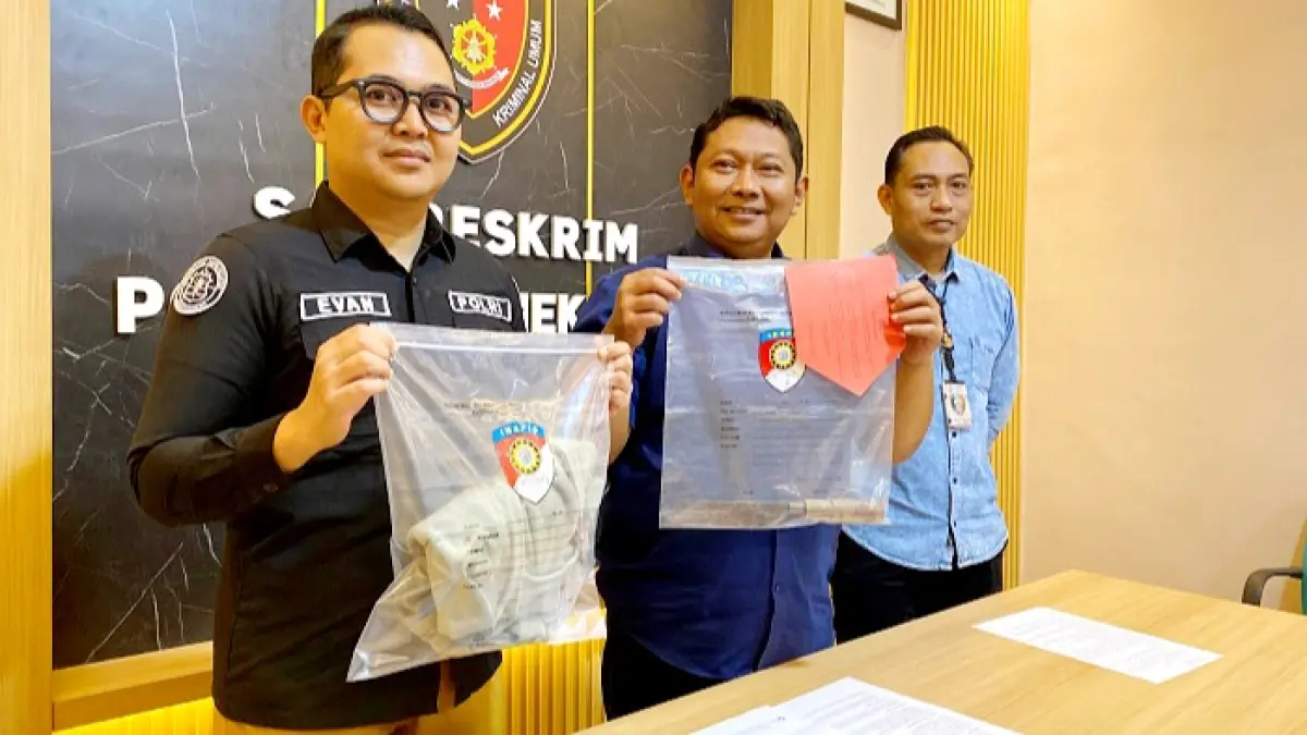 BERI PENJELASAN: Kasatreskrim Polres Pamekasan AKP Yoyok Hardianto memimpin konferensi pers Selasa (18/8). (MOH. IQBAL AFGANI/JPRM)