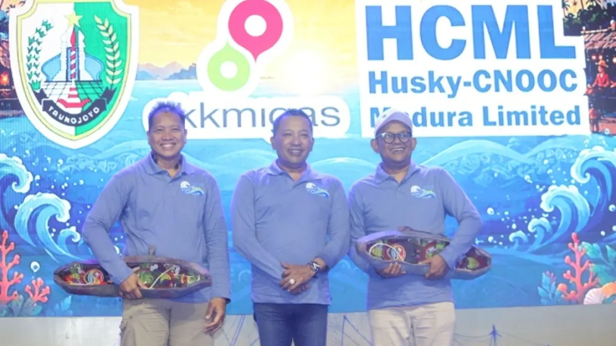 BERSINERGI: Dari kiri,&nbsp; Kepala Perwakilan SKK Migas Jabanusa Anggono Mahendrawan, Bupati Sampang Slamet Junaidi, dan Manager Regional Office and Relations HCML Hamim Tohari berfoto bersama usai memberikan cenderamata. (FAHMI JALIL/JPRM)