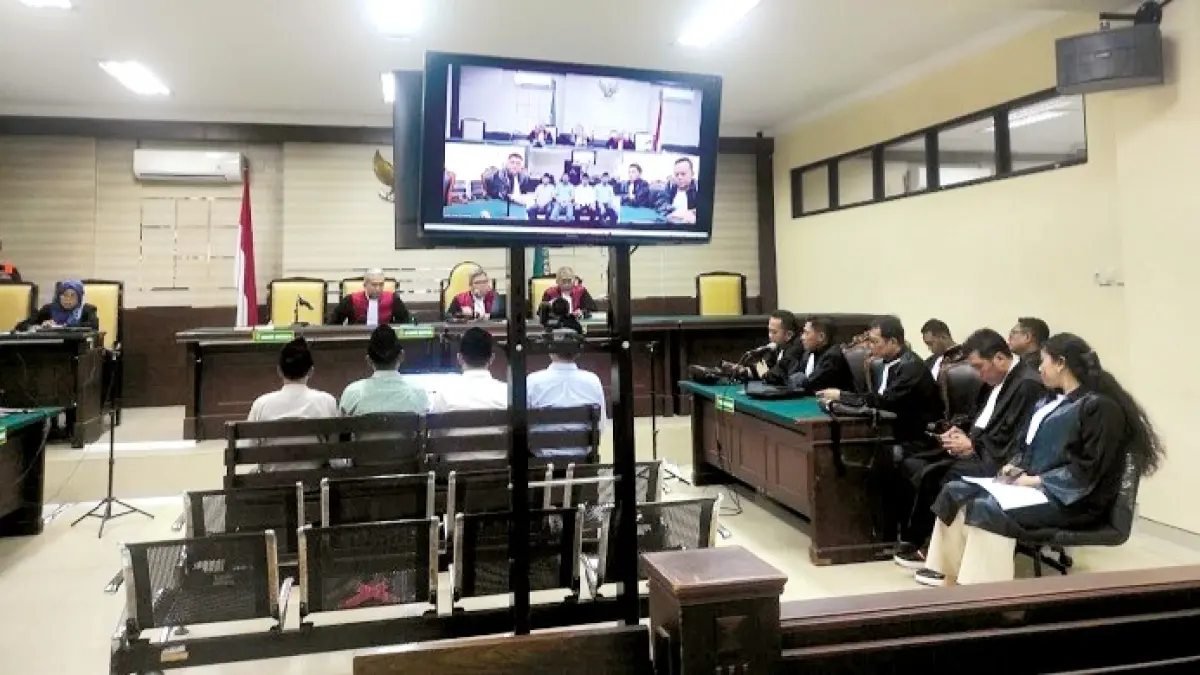 DIADILI: Empat terdakwa kasus korupsi proyek jalan lapen mengikuti sidang di Pengadilan Tipikor Surabaya, Senin (11/5).&nbsp;(KEJARI UNTUK JPRM)