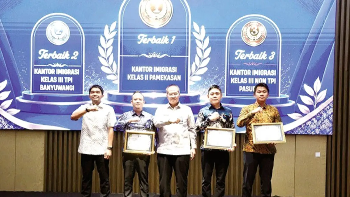 PENGHARGAAN GEMILANG: Kantor Imigrasi Kelas II Non TPI Pamekasan menerima dua penghargaan dalam Kegiatan Analisis dan Evaluasi Semester I Tahun 2026 dari Kanwil Direktorat Jenderal Imigrasi Jatim di Golden Tulip Holland Resort Batu, Jumat (31/7). (IMIGRASI PAMEKASAN UNTUK JPRM)