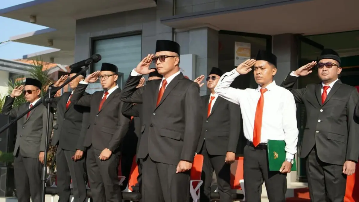 KHIDMAT: Direktur Utama BPRS Bhakti Sumekar Hairil Fajar (depan) bersama jajaran manajemen mengikuti upacara Hari Ulang Tahun (HUT) Ke-81 Kemerdekaan Republik Indonesia di halaman kantornya, Senin (17/8).