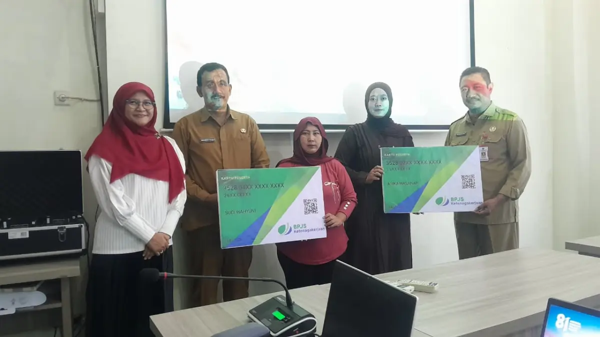 KOMITMEN: BPJS Ketenagakerjakan menyerahkan kartu kepesertaan pada kegiatan launching dan pelatihan PEKA, di Ruang Wicaksana Praja, Setkab Pamekasan, Selasa (18/8). (M. KHOLIL RAMLI/JPRM)