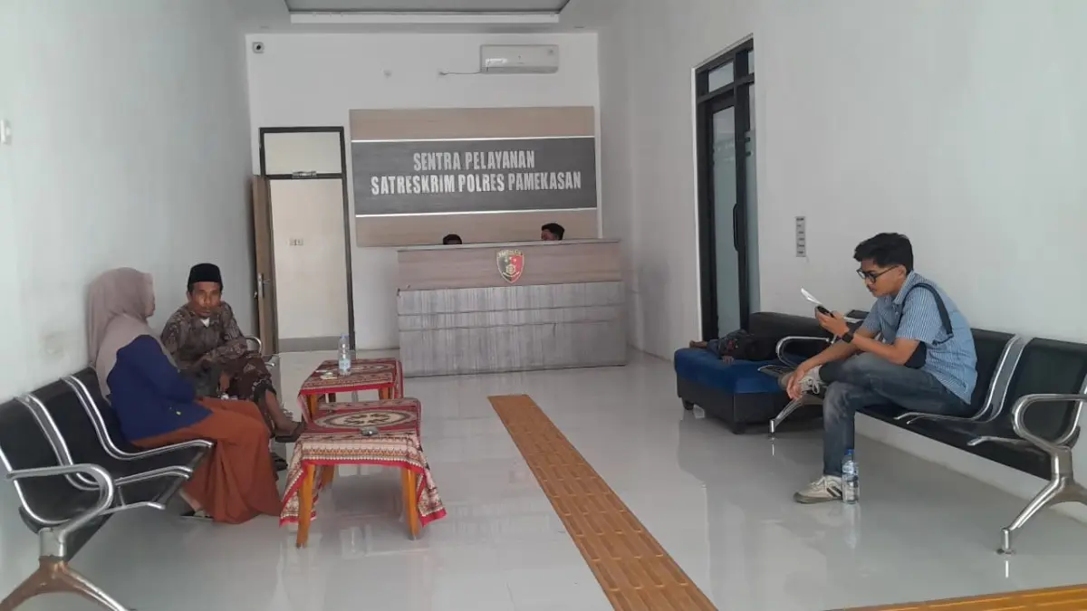 LENGANG: Warga berada di lingkungan kantor Satreskrim Mapolres Pamekasan, Kamis (13/8).