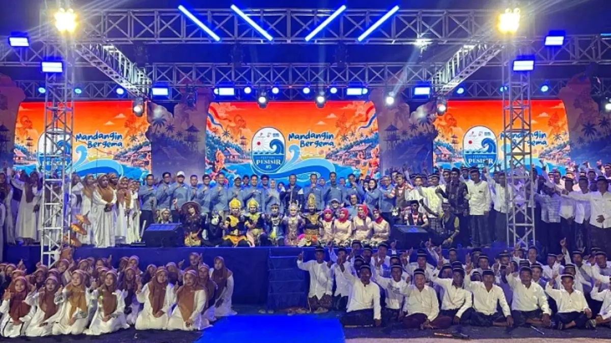 MERIAH: Penari dan aktor drama kolosal berpose bersama dengan HCML, SKK Migas, dan Pemkab Sampang pada kegiatan Festival Pesisir #5 di Desa Pulau Mandangin, Sabtu (15/8). (UBAIDILLAHIR RA’IE/JPRM)