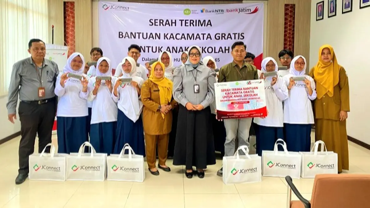 PEDULI: Pemimpin Cabang Bank Jatim Sampang Erny Dewi S (tengah) bersama Plh Kadispendik Sampang, perwakilan IZI Jawa Timur, dan para siswa penerima bantuan berfoto bersama di kantor Bank Jatim Selasa (18/8). (AYU LATIFAH/JPRM)