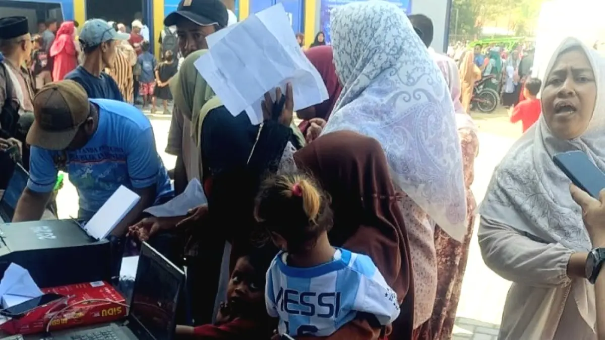 PELAYANAN: Pegawai Dispendukcapil Sampang melayani permohonan pengurusan adminduk di Pulau Mandangin, Jumat (15/8). (DISPENDUKCAPIL UNTUK JPRM)