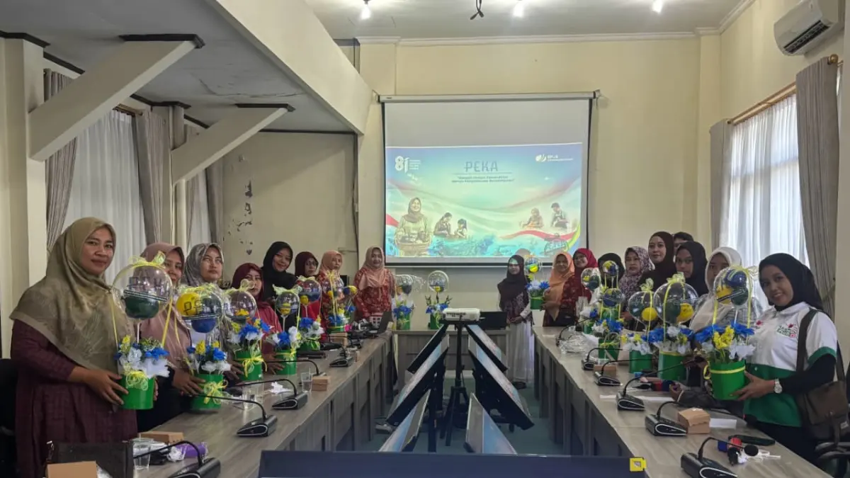 PENINGKATAN SKIL: Peserta PEKA BPJS Ketenagakerjaan Pamekasan pamerkan hasil pelatihan buket balon, di Ruang Wicaksana Praja, Setkab Pamekasan, Selasa (18/8). (BPJS KETENAGAKERJAAN PAMEKASAN FOR JPRM)