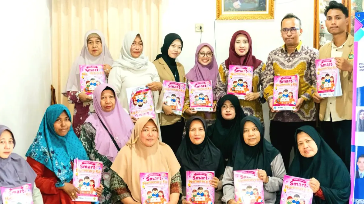 PENUH SEMANGAT: Dosen STKIP PGRI Bangkalan bersama ibu Dasawisma Mawar V saat memberikan pelatihan Smart-Numeracy Kit.