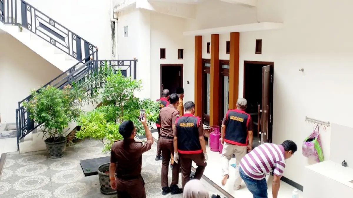 PENYIDIKAN: Personel kejari melakukan penggeledahan di rumah dan kantor Ketua Gapensi Jatim Mohammad Syarifudin di Jalan Suhadak, Sampang, Senin (22/12/2025). (UBAIDILLAHIR RA’IE/JPRM)