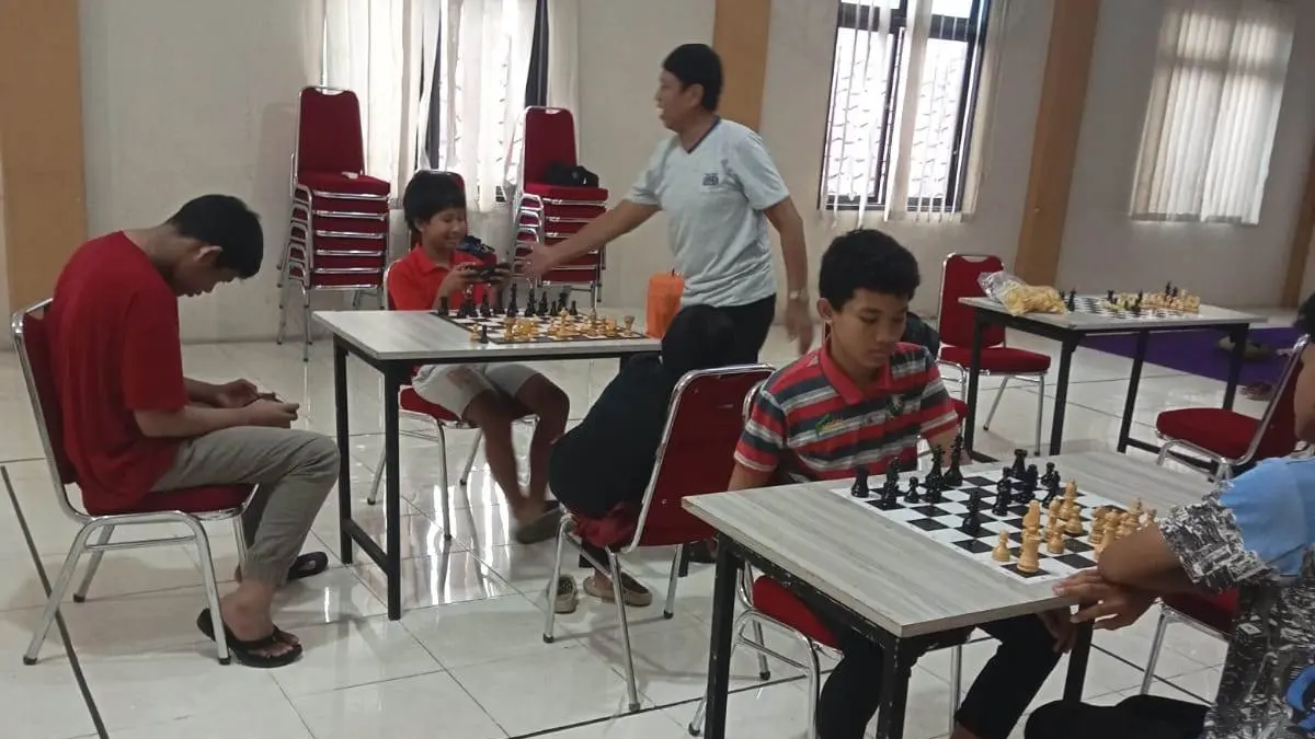 POTENSIAL: Atlet catur Bangkalan tengah mengikuti latihan rutin di aula kantor Dinas Pemuda dan Olahraga (Dispora) Bangkalan, Sabtu (4/7).