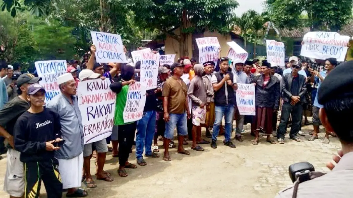 PROTES: Warga Desa Pesanggrahan melakukan aksi unjuk rasa di kantor Kecamatan Kwanyar, Bangkalan, Senin (16/2). (MUA’FI UNTUK JPRM)