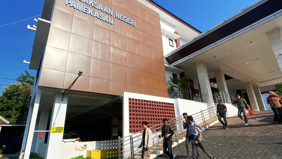 SANTAI: Warga berada di kantor Kejari Pamekasan, Selasa (4/8).