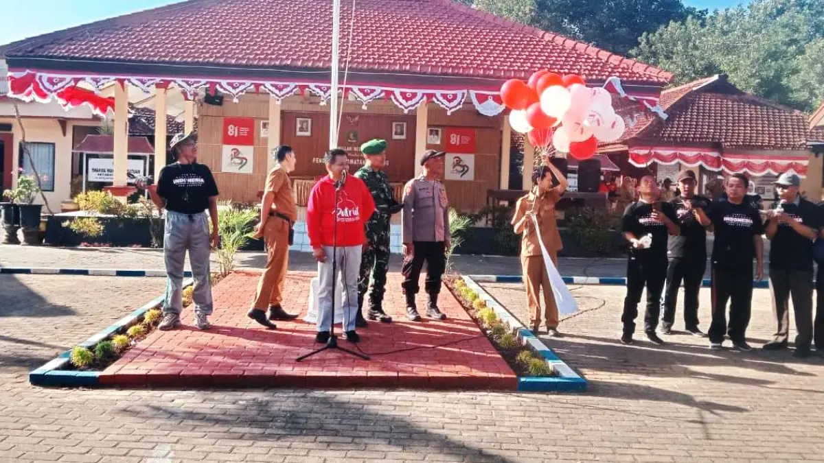 SEMANGAT: Camat Lenteng Supardi didampingi anggota muspika menyampaikan sambutan sebelum melepas balon merah putih menandai pembukaan Semarak Kemerdekaan HUT Ke-81 RI di halaman kantor kecamatan.