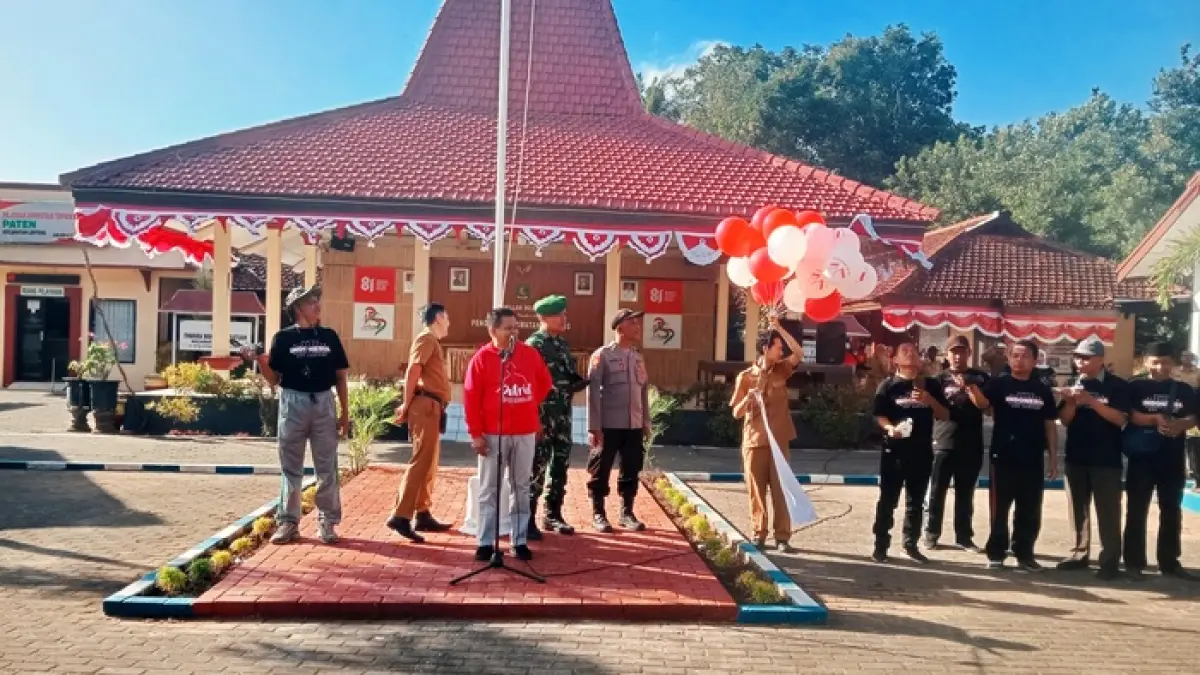 SEMANGAT: Camat Lenteng Supardi didampingi anggota muspika menyampaikan sambutan sebelum melepas balon merah putih menandai pembukaan Semarak Kemerdekaan HUT Ke-81 RI di halaman kantor kecamatan. (ISTIMEWA)