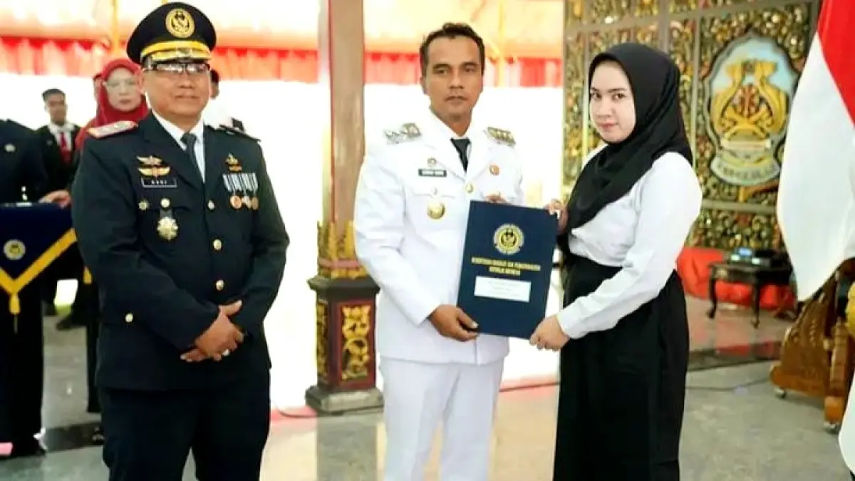 SENANG: Salah seorang napi Rutan Kelas II-B Bangkalan mendapat hadiah remisi umum secara simbolis dari Bupati Lukman Hakim, Senin (17/8). (PEMKAB BANGKALAN UNTUK JPRM)