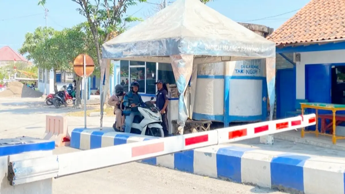 SUMBER PENDAPATAN: Pengunjung keluar dari Pelabuhan Tanglok Minggu (16/8). (AYU LATIFAH/JPRM)