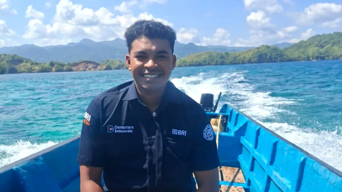TANTANG OMBAK: Mantri BRI rela menyebrangi lautan demi para nasabah di Ternate.
