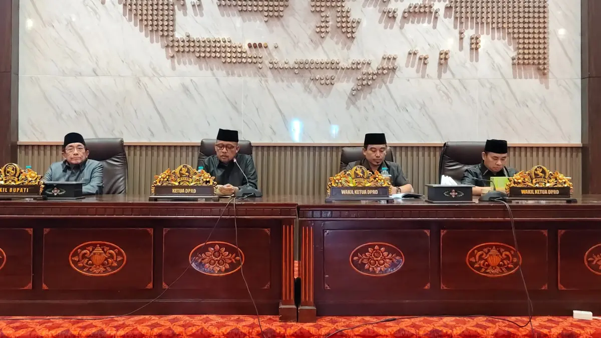 TEGAS: Ketua DPRD Sumenep Zainal Arifin saat memimpin rapat paripurna di kantor dewan setempat, Selasa (18/8).