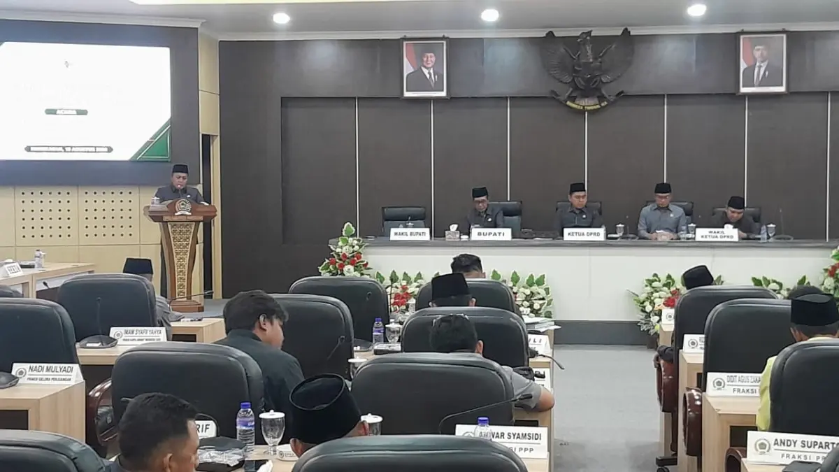 TEGAS: Wabup Pamekasan Sukriyanto saat menyampaikan nota penjelasan bupati mengenai Raperda tentang Penyelenggaraan Pemerintahan Desa pada Sidang Paripurna DPRD, Selasa (18/8).