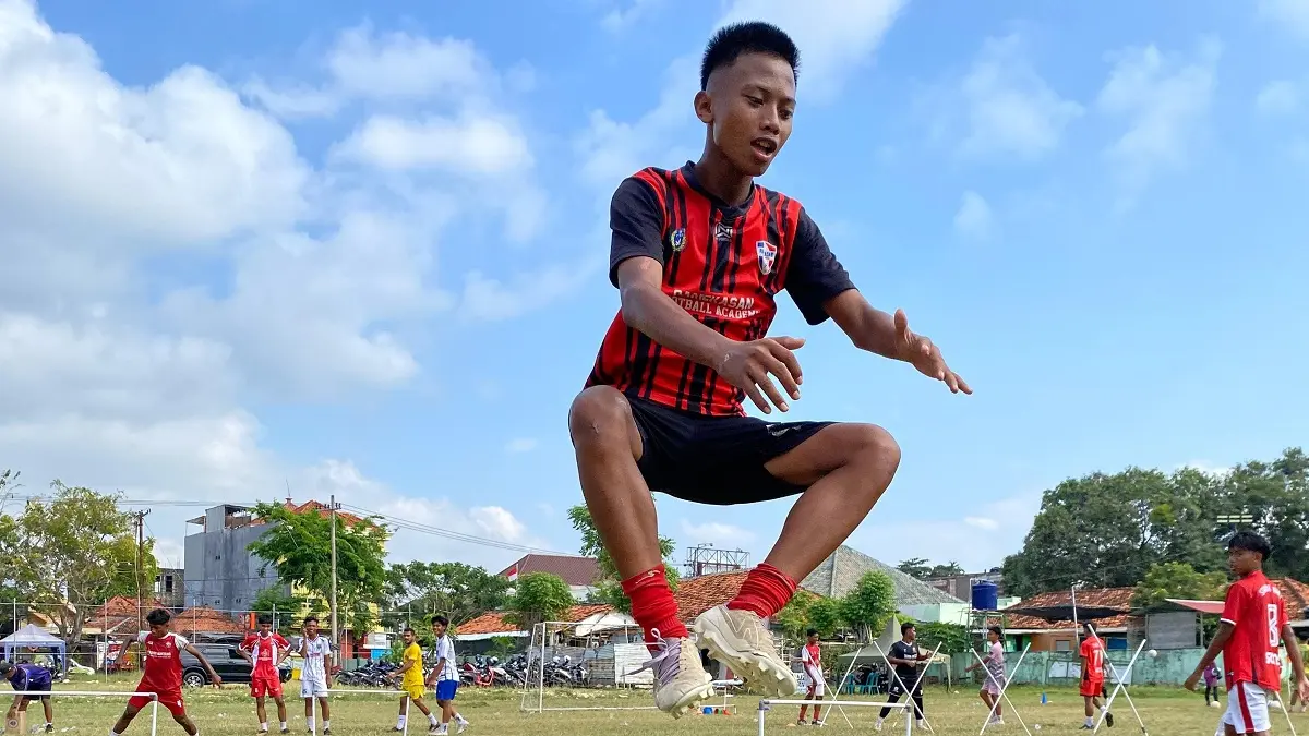 TERIK: Pemain Persepam mengikuti latihan di Lapangan Sepak Bola Sedangdang, Rabu (29/7).