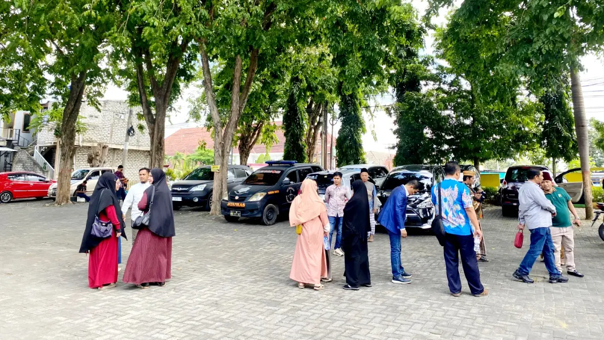 BERAKHIR: Pihak penggugat dan tergugat keluar dari kantor Pengadilan Negeri Pamekasan, Kamis (21/5). (MOH. IQBAL AFGANI/JPRM)