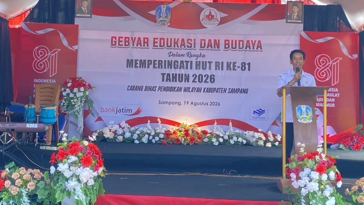 BERI ARAHAN: Kepala Cabdindik Jatim Wilayah Sampang Mas’udi Hadiwijaya saat menyampaikan sambutan di acara Gebyar Edukasi dan Budaya di kantor cabdindi, Rabu (19/8). (AYU LATIFAH/JPRM)