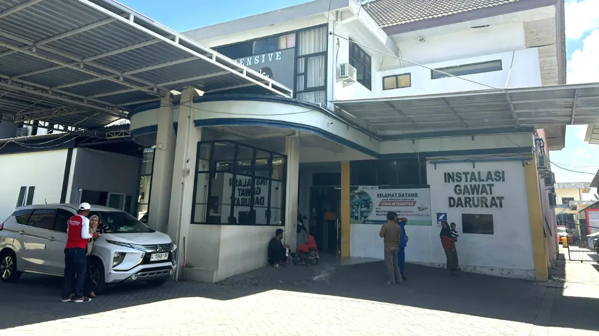 BERMASALAH: Warga sedang berada di sekitar ruang IGD RSMZ Sampang Rabu (19/8). (UBAIDILLAHIR RA’IE/JPRM)
