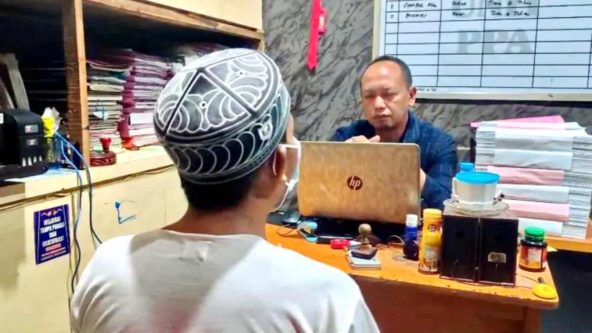 BIADAB: Tersangka pencabulan ZA saat dimintai keterangan oleh penyidik Satreskrim Polres Bangkalan Rabu (19/8). (POLRES BANGKALAN UNTUK JPRM)