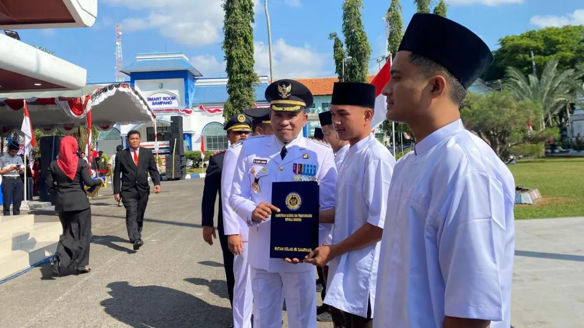 DAPAT BERKAH: Bupati Sampang Slamet Junaidi saat menyerahkan berkas remisi kepada napi di Pendopo Trunojoyo, Senin (17/8).