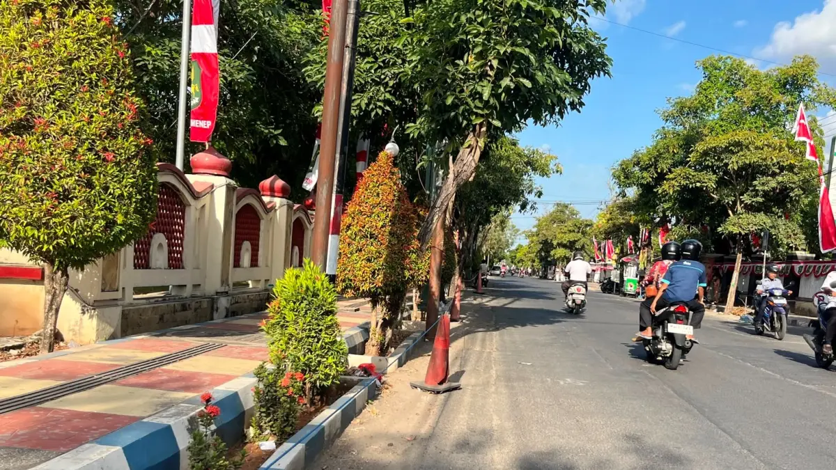 DIKELUHKAN: Pengendara melintas di depan kantor pemkab Jalan Dr Cipto, Desa Kolor, Kecamatan Kota, Rabu (19/8).