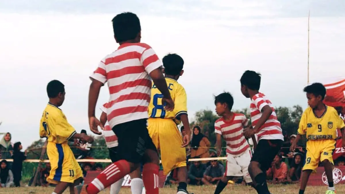 GENERASI EMAS: Pemain muda mengikuti mini soccer di Lapangan Sepak Bola Desa Bandaran, Kecamatan Tlanakan, Pamekasan, Sabtu (15/8).
