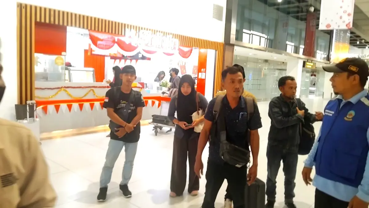ILEGAL: Lima PMI asal Bangkalan tiba di Bandara Juanda, Selasa (18/8). (DISPERINAKER BANGKALAN UNTUK JPRM)