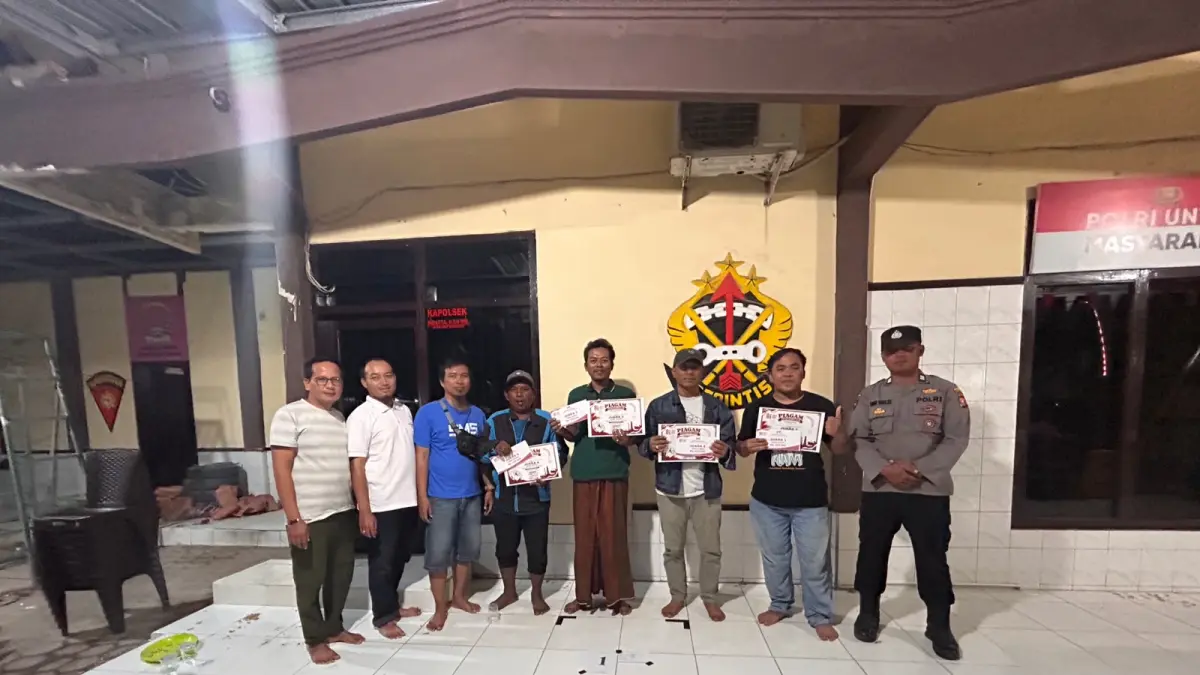 KEMERDEKAAN: Pemenang juara lomba domino kemerdekaan RT 002 RW 004 Kelurahan Banyuanyar, Kecamatan Kota, Sampang, Rabu (19/8).