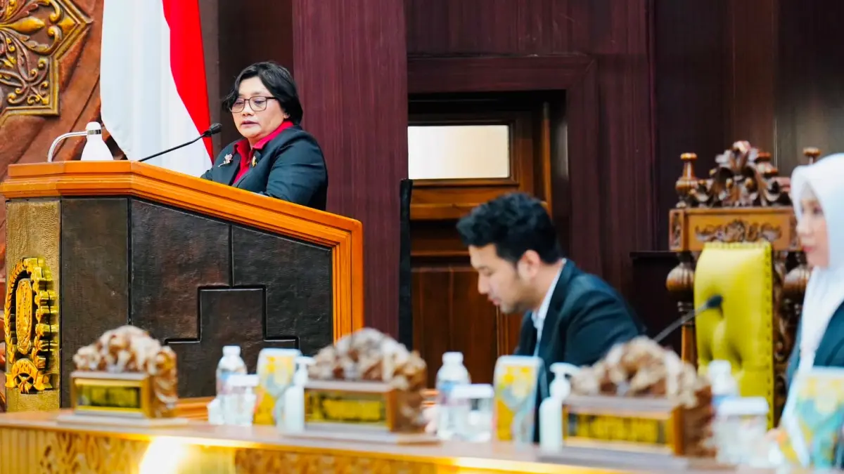 KRITIS: Juru bicara Fraksi PDIP DPRD Jatim Diana AV Sasa saat membacakan pemandangan umum fraksi terhadap Nota Keuangan Gubernur atas Raperda P-APBD 2026 dalam Rapat Paripurna DPRD Jatim, Selasa (18/8).