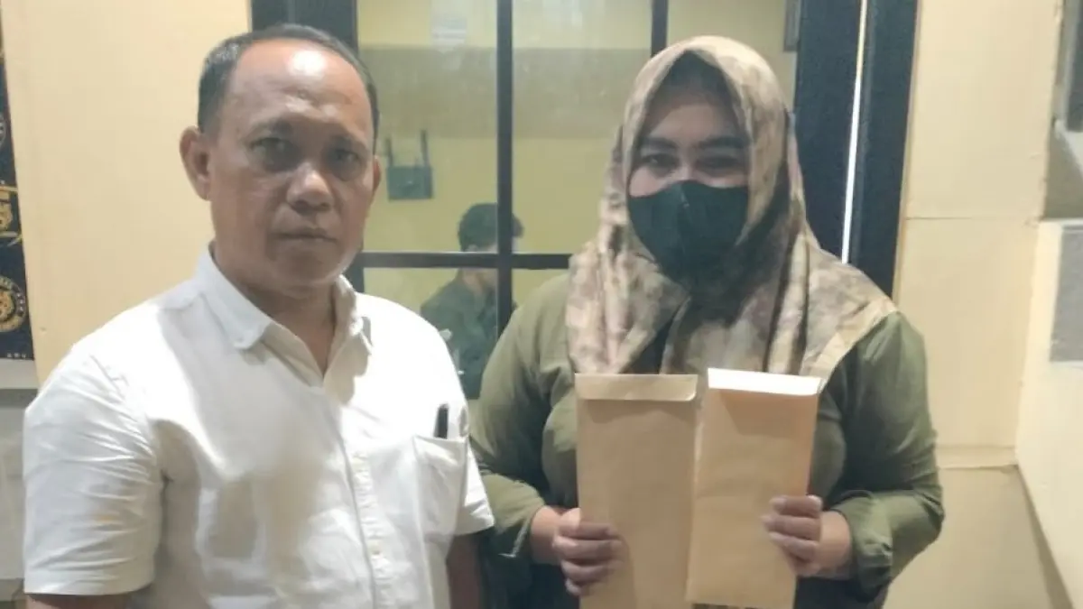 LAPOR POLISI: Ahmad Bahri bersama korban saat melapor ke Polres Sampang, Kamis (13/8). (AHMAD BAHRI UNTUK JPRM)