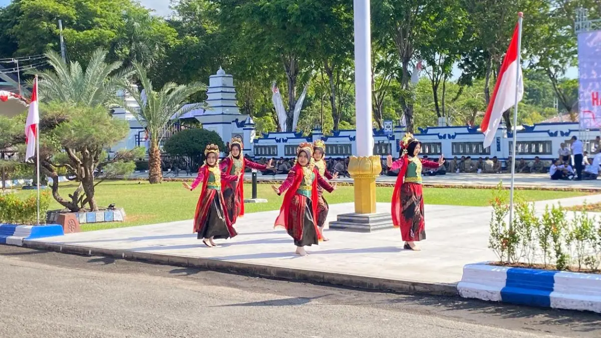 LUWES: Peserta saat menampilkan tari tradisional dari Tim Sanggar Tari Sukma Wijaya di Pendopo Trunojoyo, Sampang, Senin (17/8).