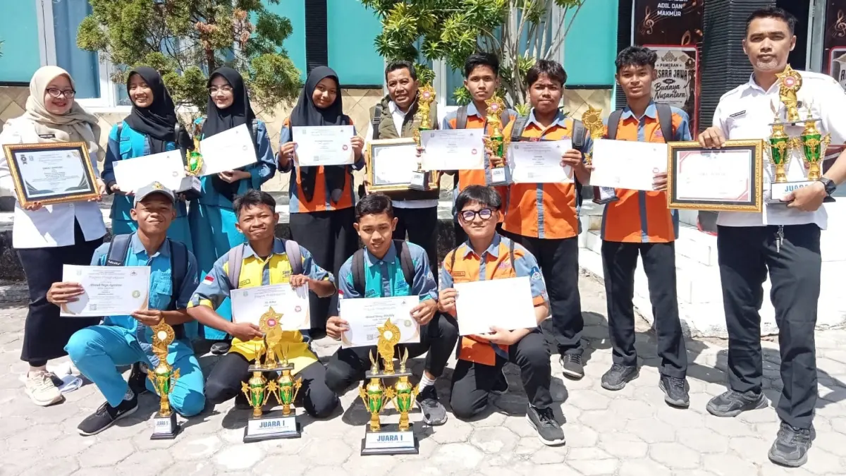 MEMBANGGAKAN: Suherman Hidayat saat berfoto bersama pelajar berprestasi di halaman Kantor Cabdindik Jawa Timur Wilayah Sampang Rabu (19/8). (SMKN 1 SAMPANG UNTUK JPRM)